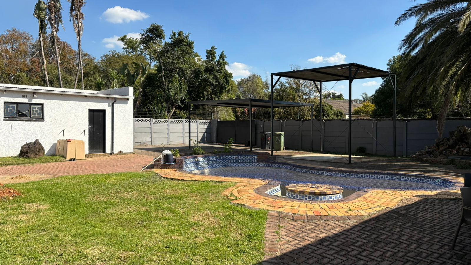 Outside area with pool yard and covered parking structures